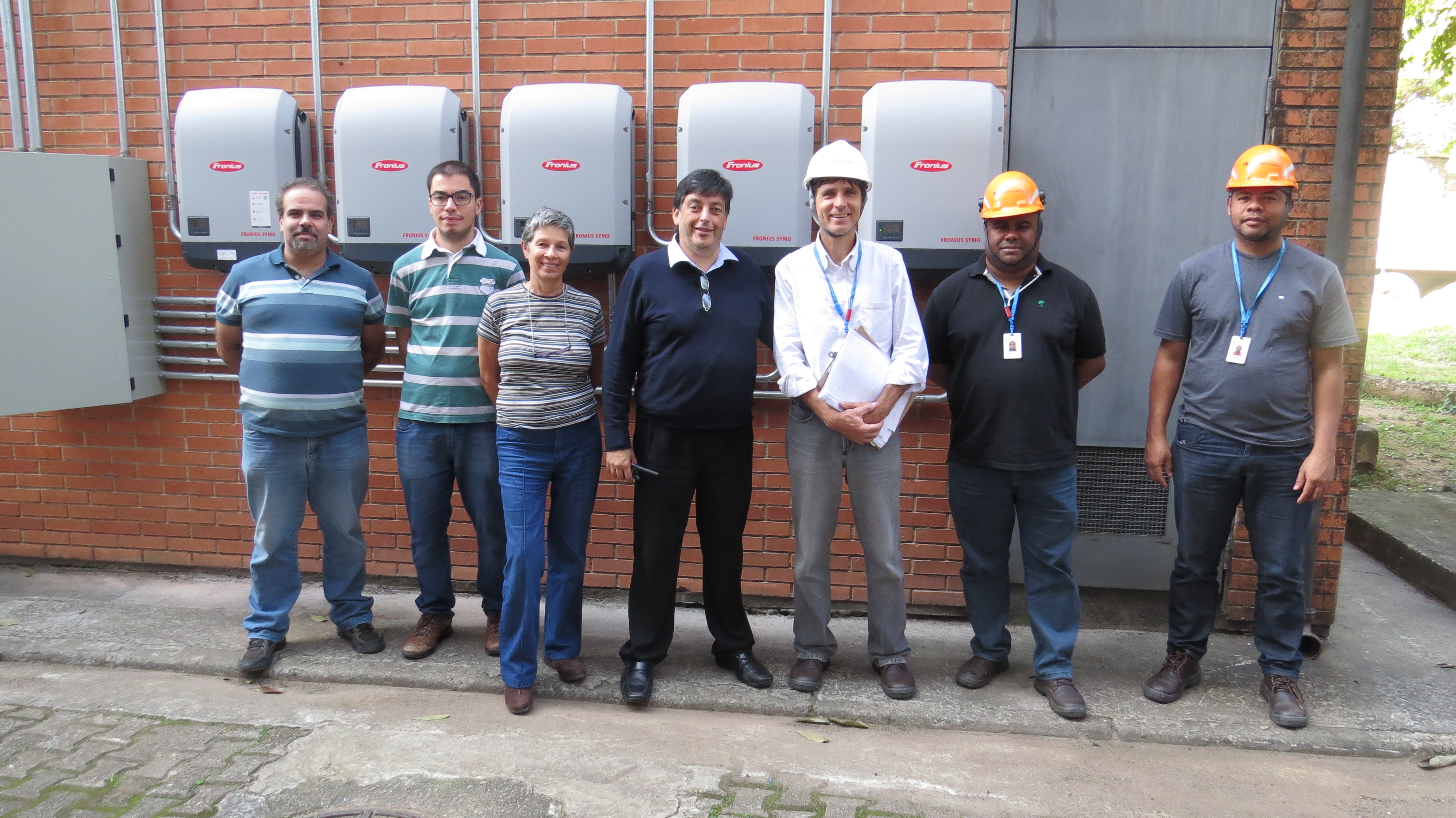 Foto: (da esquerda para a diretira) Daniel Ortiz, Gabriel Braga, ambos da reitoria do IFSP, professora do campus Patr&iacute;cia Abdala, diretor do Campus S&atilde;o Paulo, Lu&iacute;s Cl&aacute;udio de Matos Lima J&uacute;nior, ex-aluno do campus Helio Vicentini e funcion&aacute;rios da Eletropaulo durante instala&ccedil;&atilde;o de usina fotovoltaica no Campus S&atilde;o Paulo.  Cr&eacute;dito da foto: Coord. Audiovivisual do Campus S&atilde;o Paulo. Foto: (da esquerda para a diretira) Daniel Ortiz, Gabriel Braga, ambos da reitoria do IFSP, professora do campus Patr&iacute;cia Abdala, diretor do Campus S&atilde;o Paulo, Lu&iacute;s Cl&aacute;udio de Matos Lima J&uacute;nior, ex-aluno do campus Helio Vicentini e funcion&aacute;rios da Eletropaulo durante instala&ccedil;&atilde;o de usina fotovoltaica no Campus S&atilde;o Paulo. Cr&eacute;dito da foto: Coord. Audiovivisual do Campus S&atilde;o Paulo.